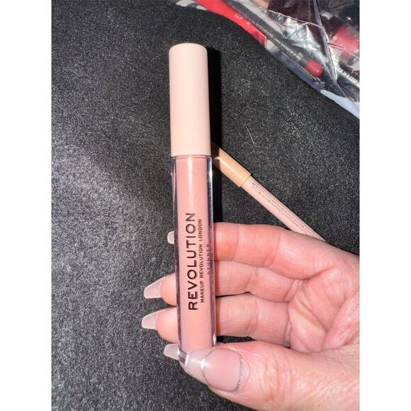 Makeup Revolution Lip Contour Kit Lover Gloss & Liner Set color lover - Picture 4 of 11